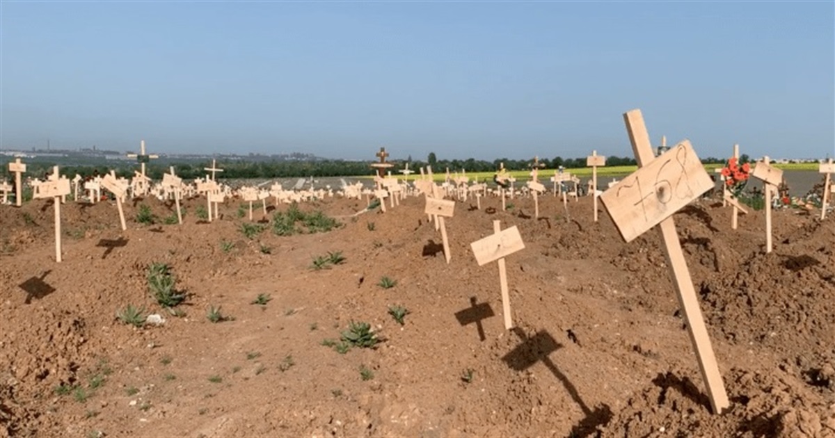 У Маріуполі знайшли приховане масове поховання довжиною 50 метрів. Кого ховали окупанти у 2022 році