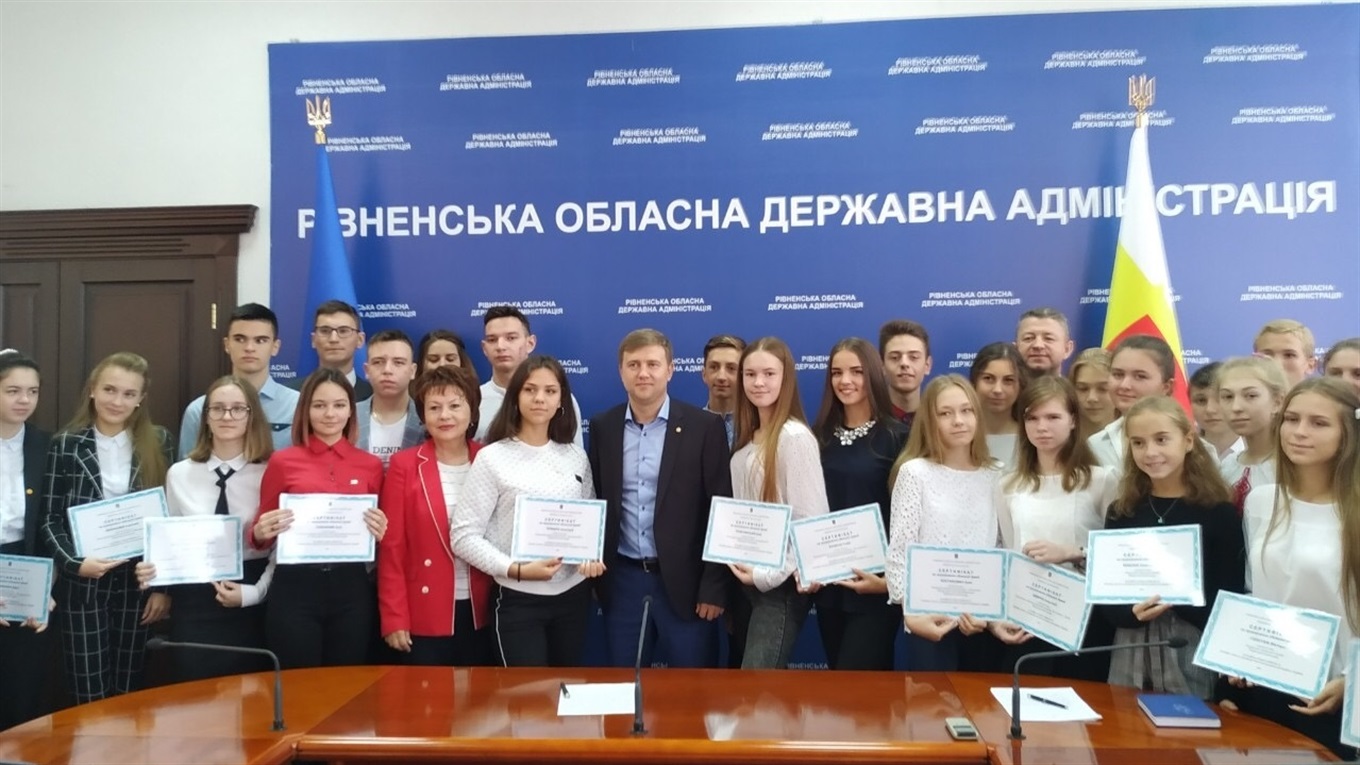Троє учнів з Володимиреччини отримали по 3000 гривень премії за перемоги на олімпіадах