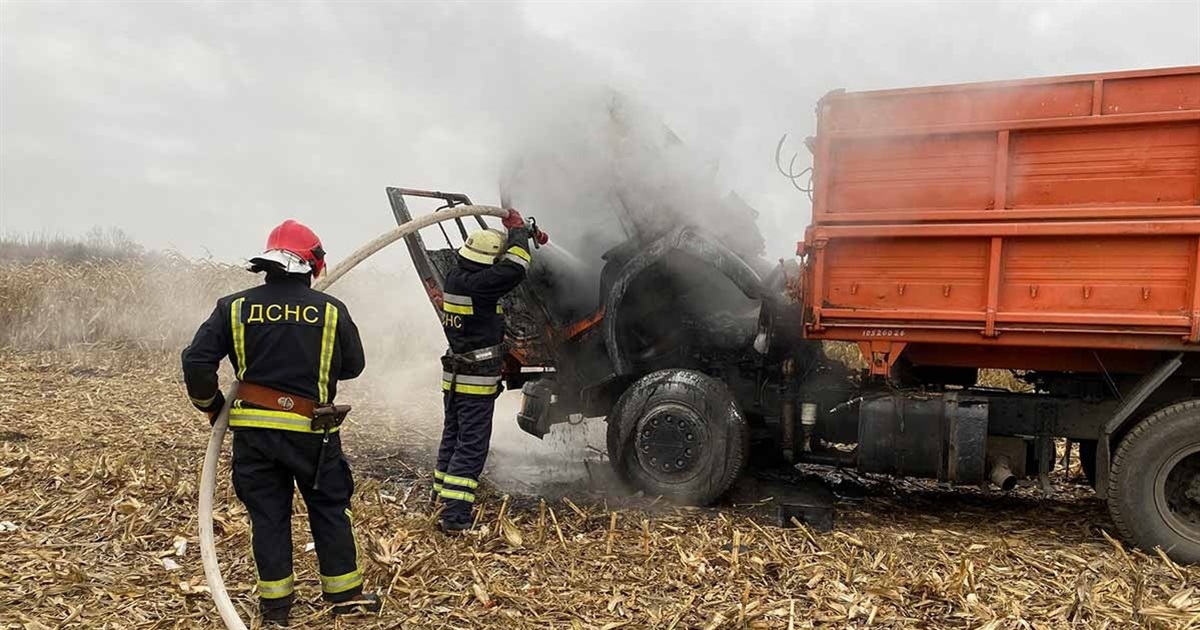 Загорівся на полі: кагарлицькі рятувальники гасили автомобіль