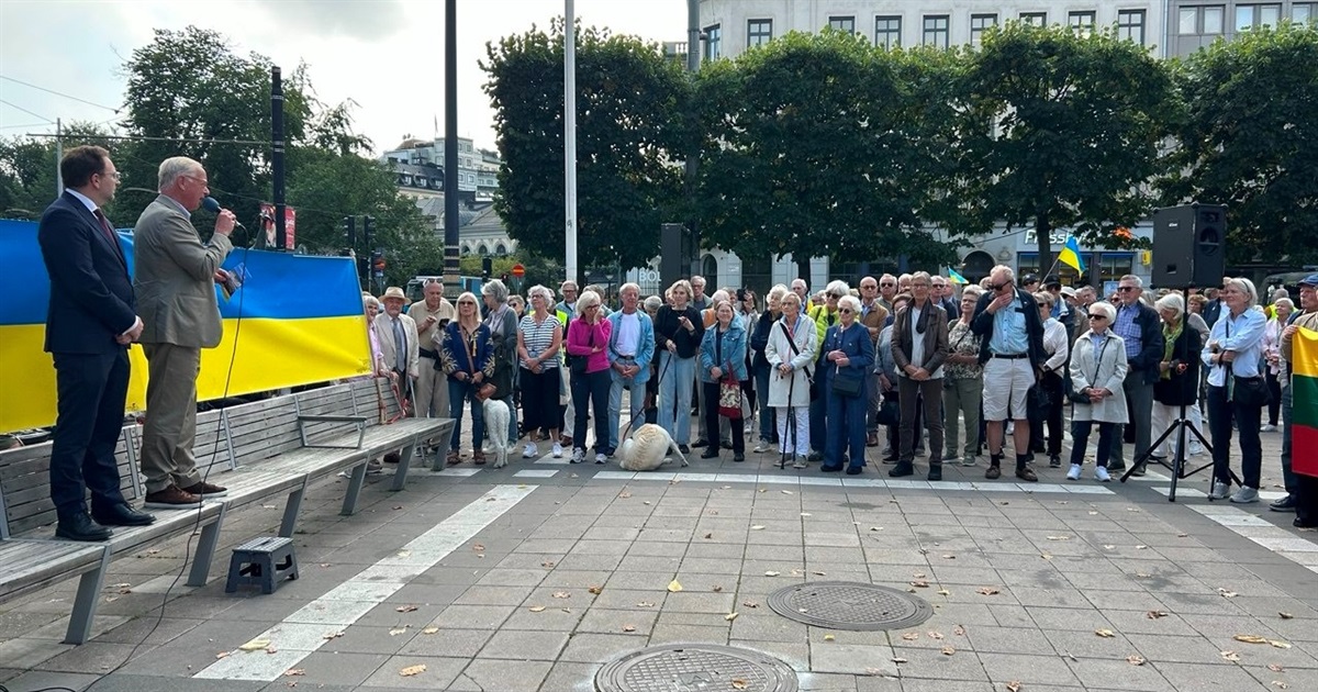 Щопонеділка Стокгольм говорить «Слава Україні!». Як шведи підтримують Україну вже понад три роки