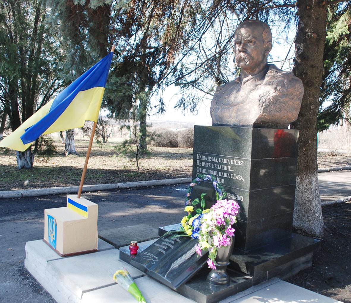 Мешканці Лисівки і керівники району поклали квіти до пам’ятника Шевченку 