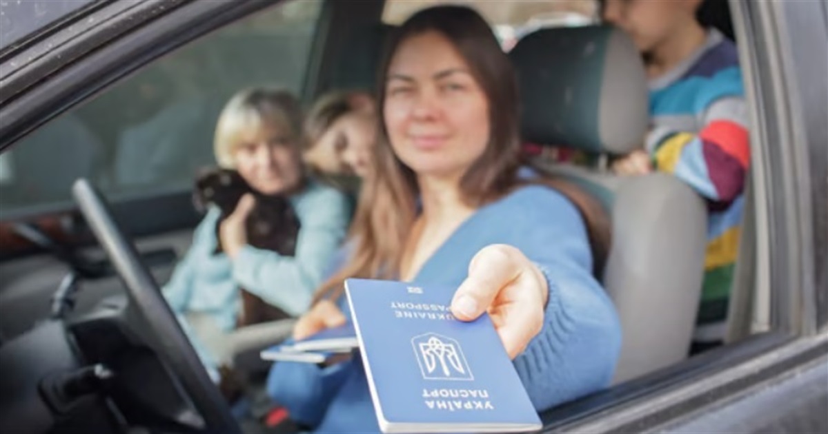 Виїзд жінок за кордон обмежили. Кого можуть не пропустити через кордон