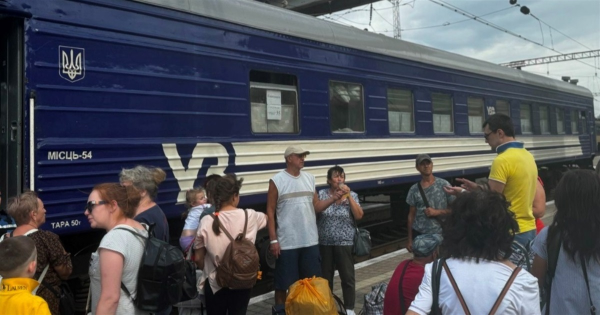 Переселенці з Покровська можуть отримати продуктові ваучери у Дніпрі. Як подати заявку