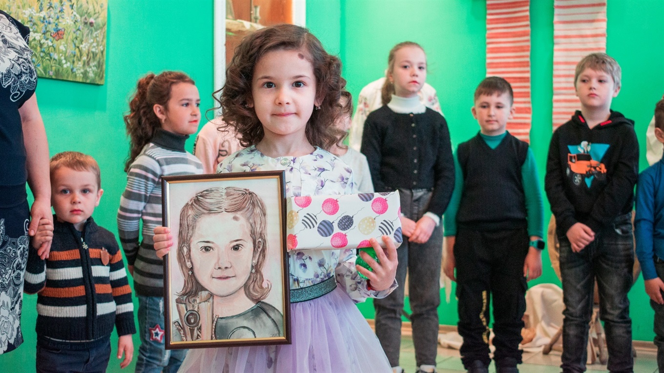 8-річна жмеринчанка Таміла Нурманова презентувала виставку картин у день свого народження
