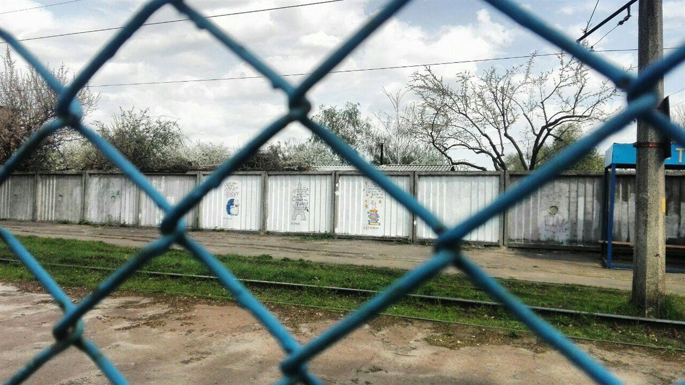 Скрябін, Вакарчук та Жадан: молодь вирішила розмалювати паркан у Конотопі цитатами відомих українців