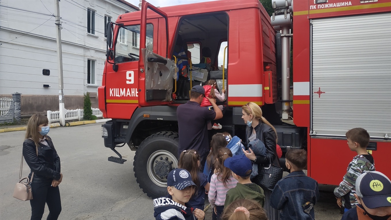 Рятувальники розповідають правила безпеки дітям і дорослим: фото