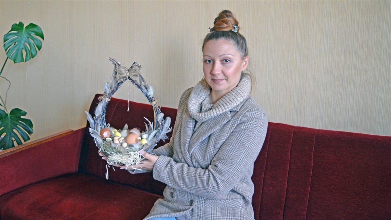 Флористка Тетяна Максимець виготовляє пасхальні віночки й композиції