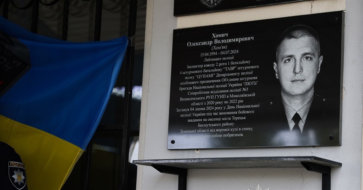 Погляд Героя на фасаді поліції: у Південноукраїнську відкрили меморіальну дошку Олександру Хомичу