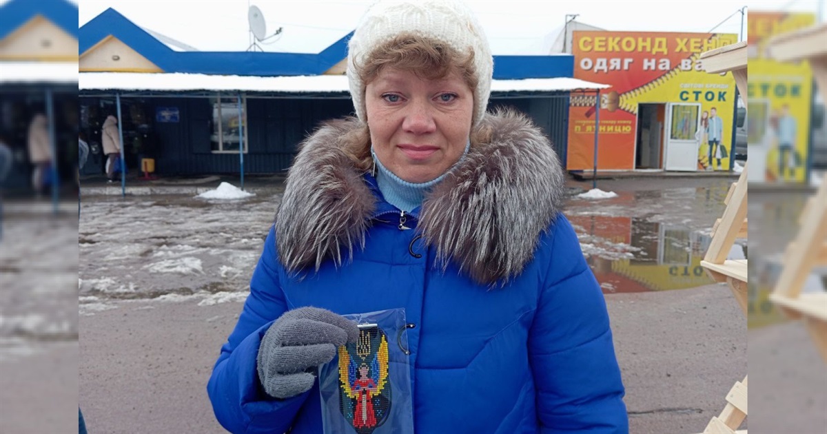 "Подзвонив снайпер, просив сплести шеврон його бригади": переселенка з Харкова робить обереги воїнам