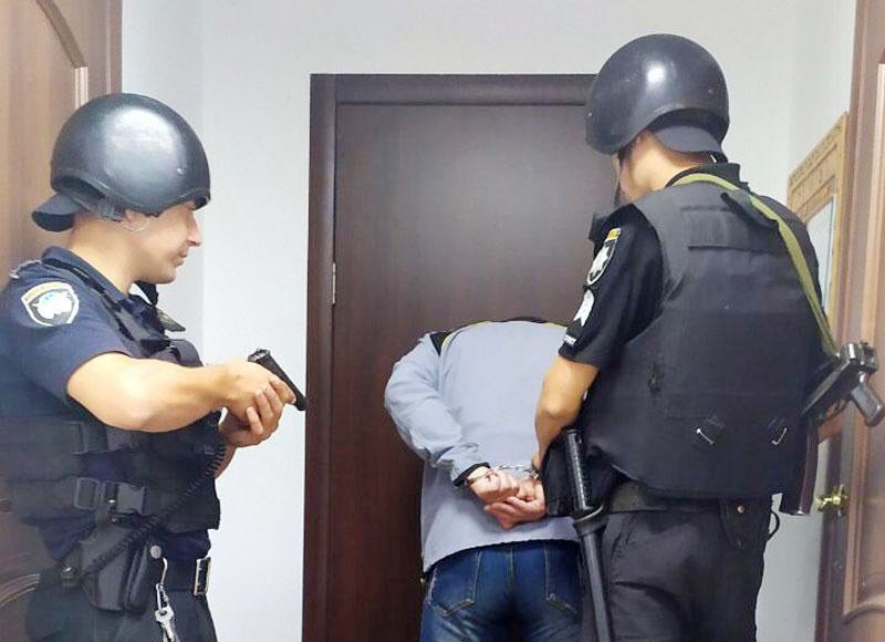 Квартирних злодіїв у Покровську правоохоронці затримали на гарячому 