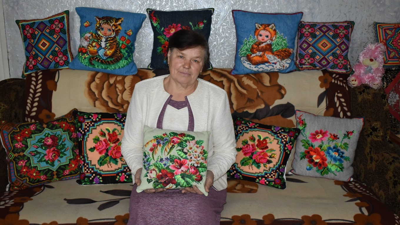 Майстриня із Переяславського відпочиває за вишиванням. Оздоблює рушники, наволочки, вишиває ікони