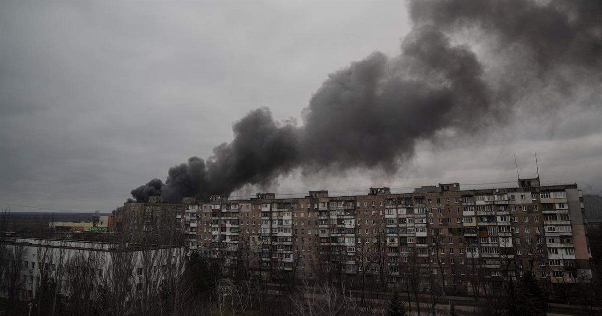 Появилось видео из блокадного Мариуполя. Город назвали героем за сопротивление России