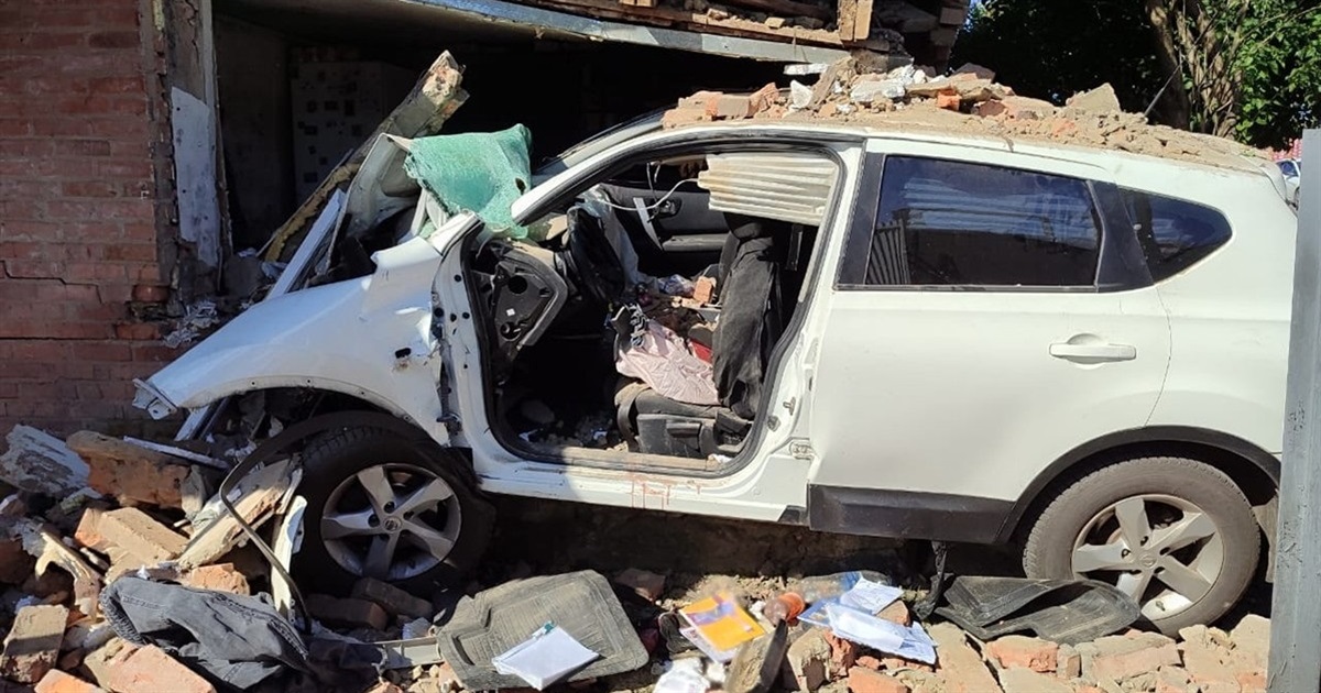 На Житомирщині водійка позашляховика в’їхала у приватний будинок та зруйнувала стіну будівлі