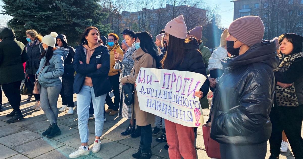 Батьки мітингують: у Сарненській громаді вимагають відкрити школи