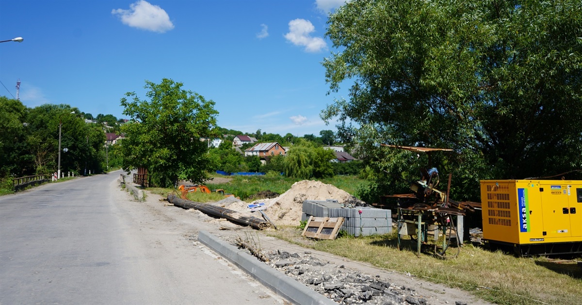 «Через рік міст би впав». У Городку ремонтують дамбу по вулиці Гончара