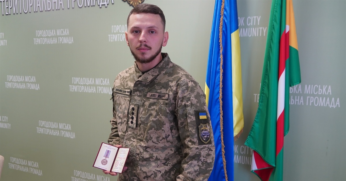 «Маю за честь вручити нагороду»: у Городку Олександру Сандулі вручили медаль за військову службу