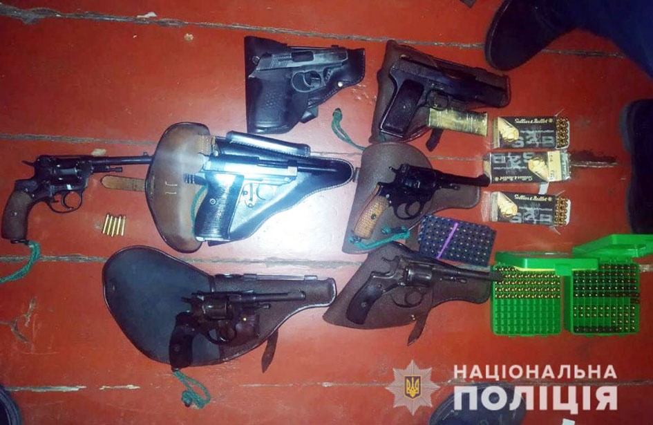 Поліцейські вилучили зброю у літнього покровчанина