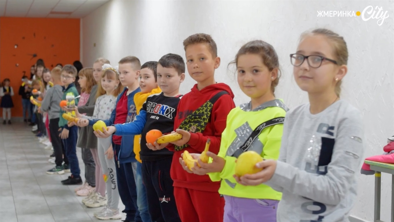 У школі №3 встановили food-рекорд: коридори школи заполонила корисна їжа – відео