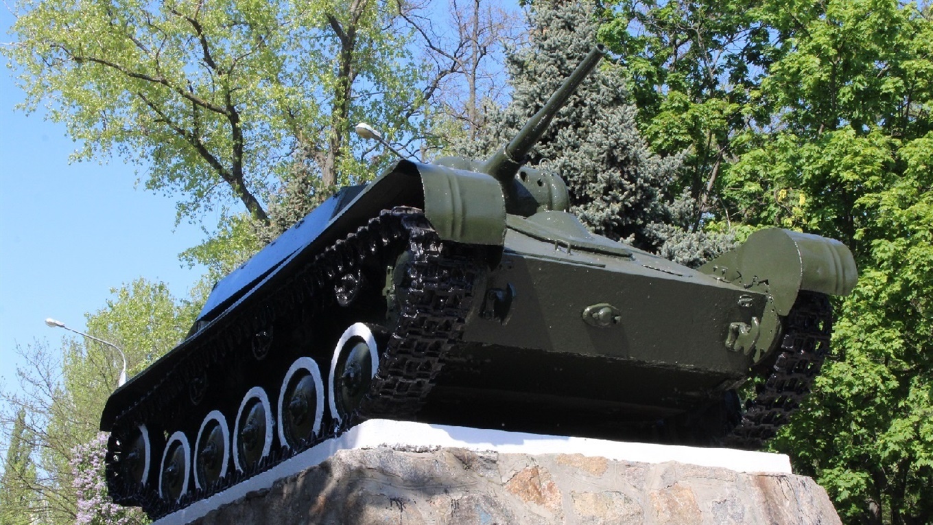 Танк обновили: коммунальщики к 9 мая наводят порядок на воинских захоронениях и мемориалах 