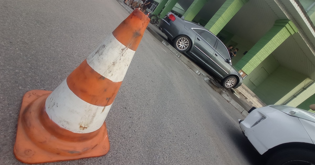 Аварія в Мені: автівка в'їхала в будинок культури