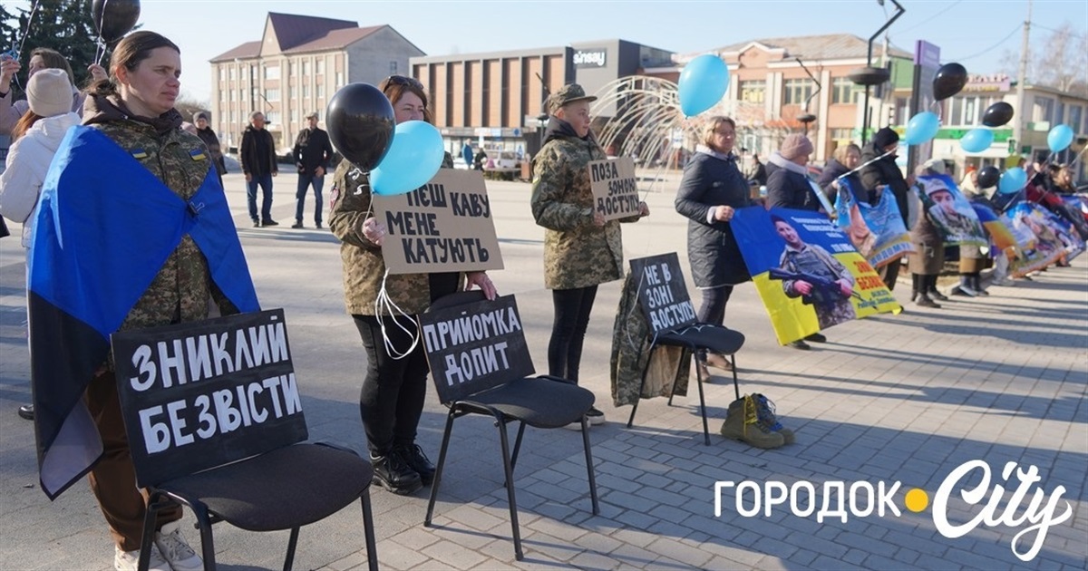 Між небом і землею. У Городку рідні зниклих безвісти воїнів запустили у небо сині й чорні кульки