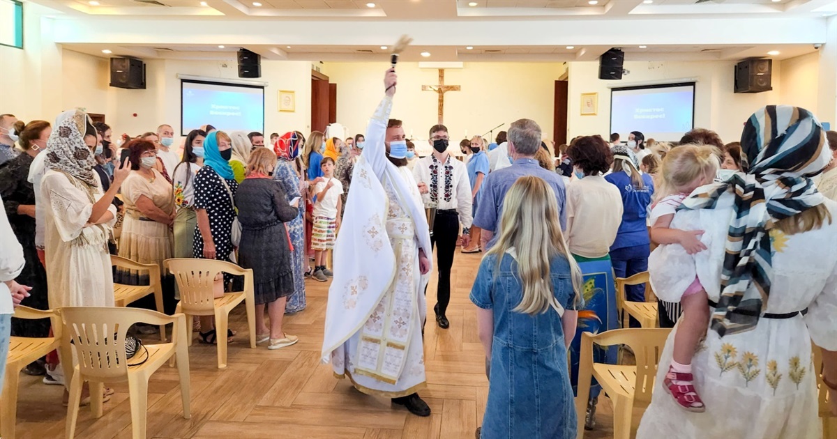 Українська громада відвідала святкову Божественну Літургію з нагоди Великодня в Абу-Дабі