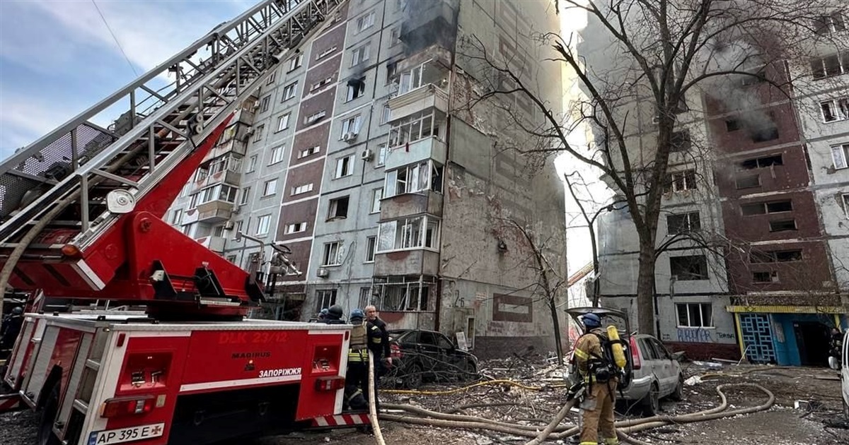 Масована ракетна атака по Запоріжжю: 21 людину госпіталізовано, тривають пошуково-рятувальні роботи