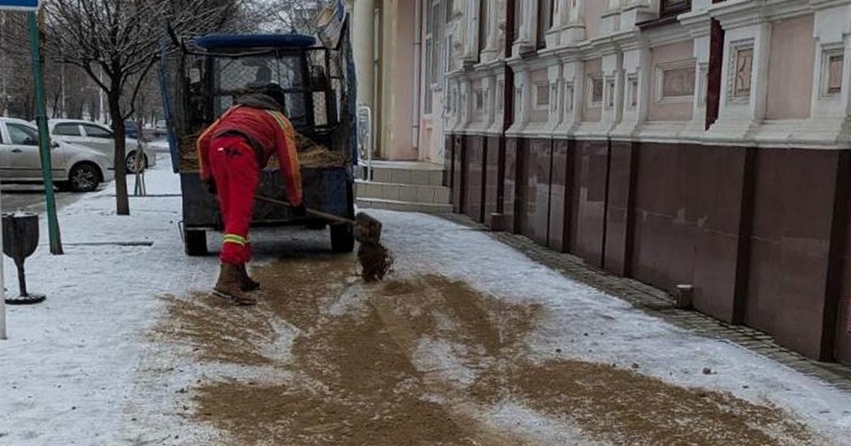 В Ізмаїлі сніг: працівники комунальних служб працюють на вулицях міста (фото)