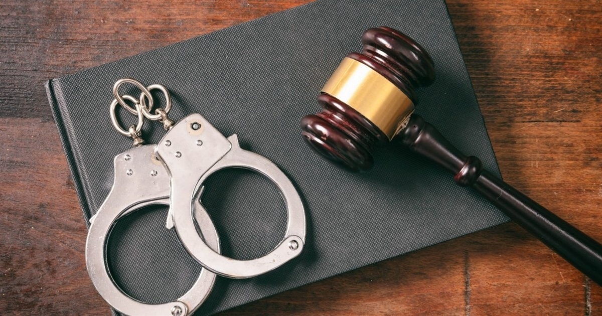 Чоловіка підозрюють у тому, що він декілька років ґвалтував двох маленьких падчерок