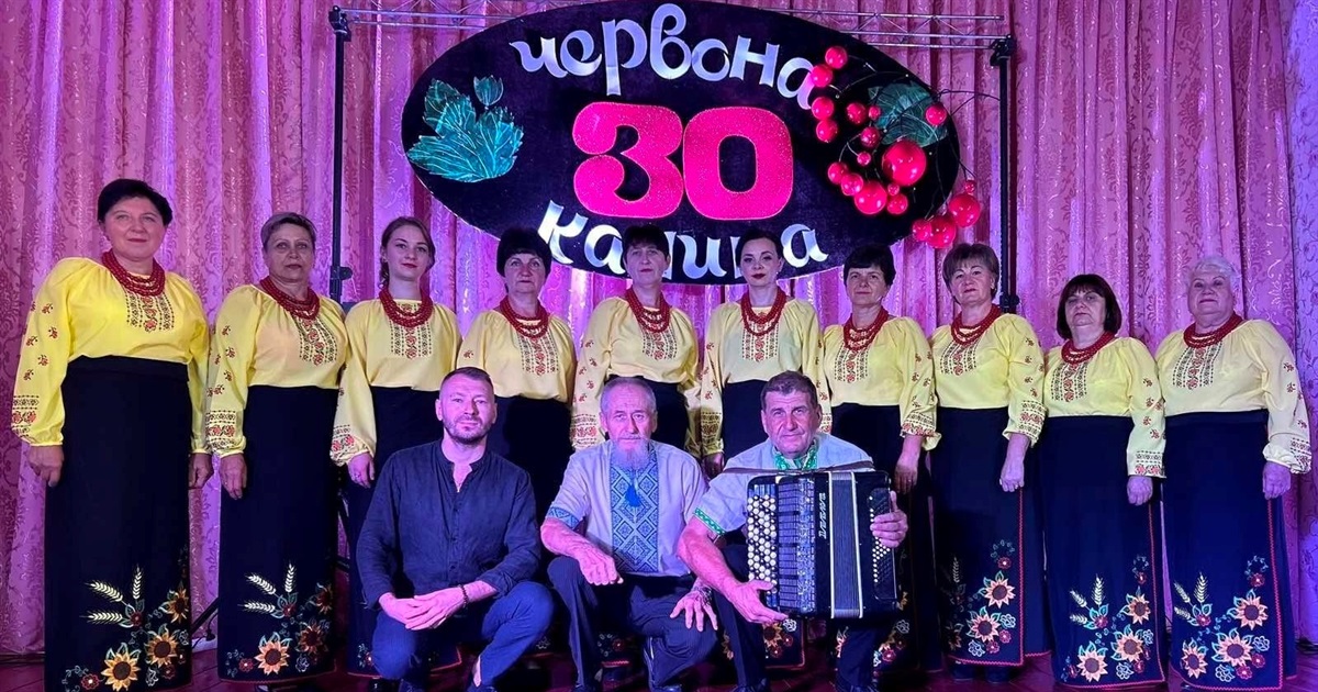 Вовчківському колективу «Червона калина» – 30 років: ювілей артисти відзначили благодійним концертом