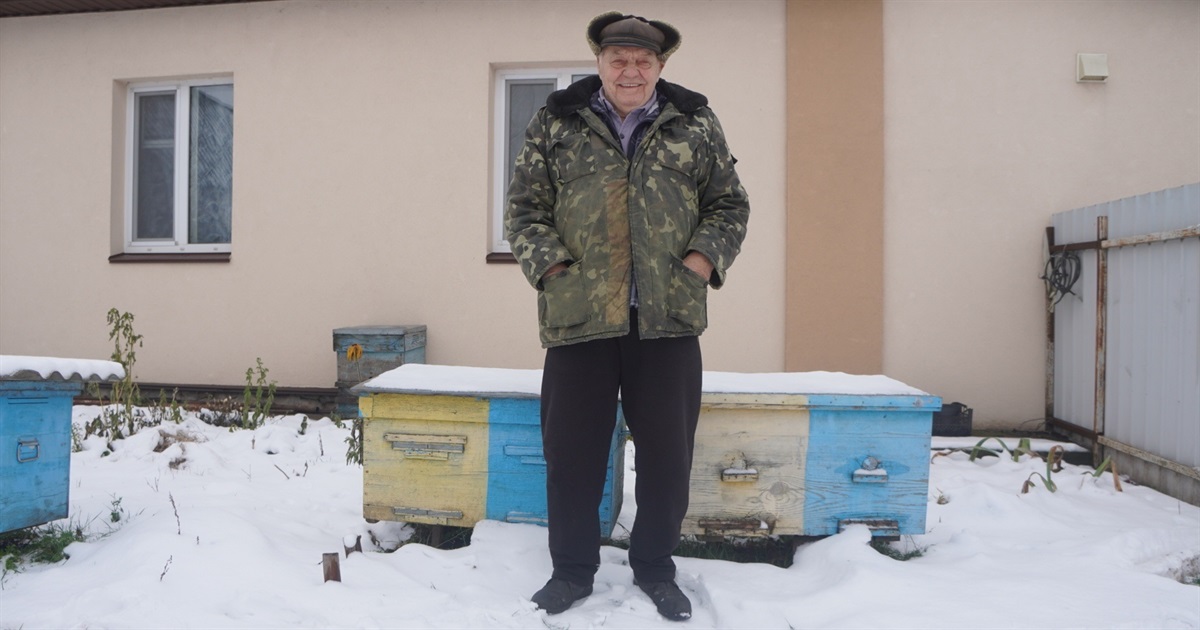 У Переяславі 78-річний пасічник Павло Харченко віддав віск на свічки та донатить на дрони