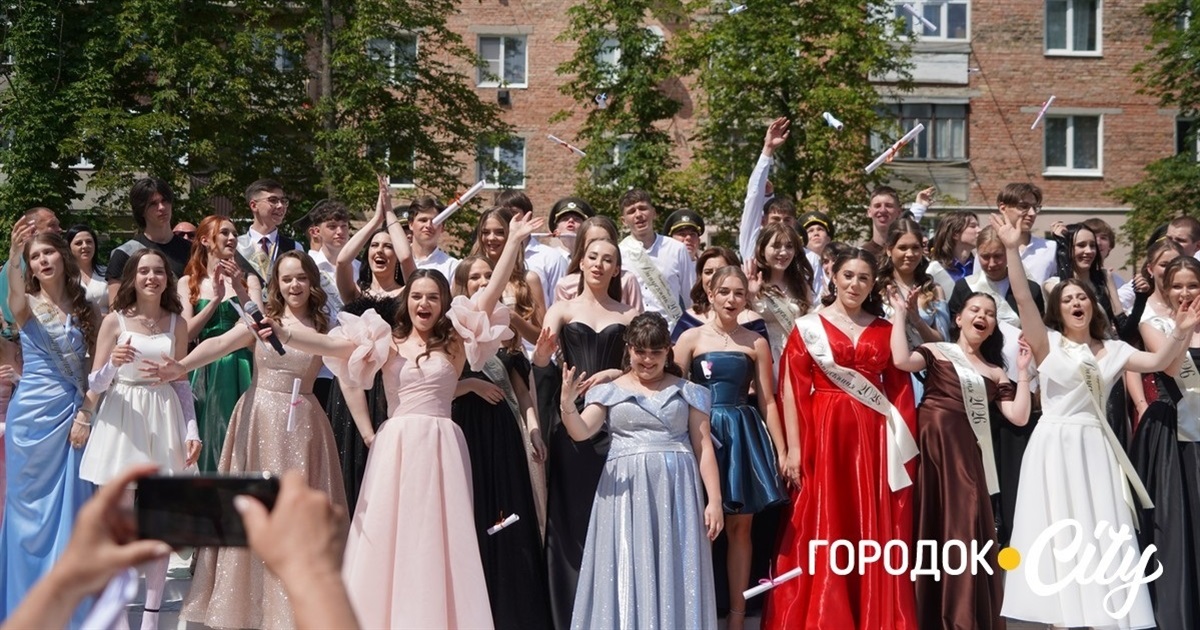 У ліцеї №4 попрощалися зі школою 65 випускників