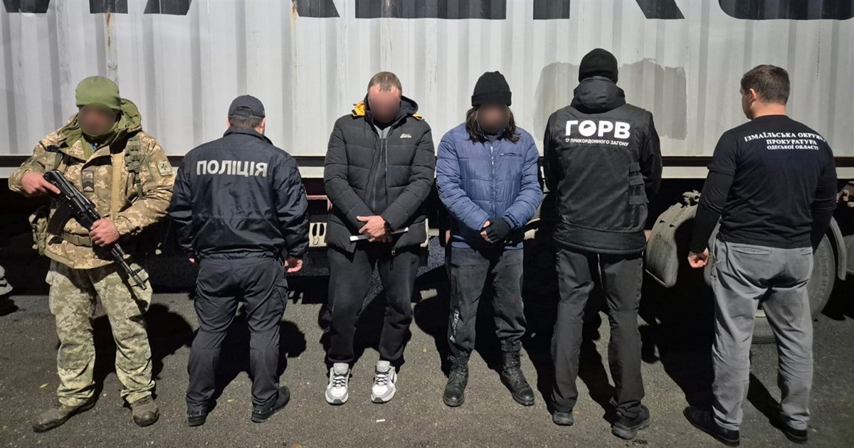 Під причепом вантажівки до Молдови: кмітливий водій погорів на «схемі» вивезення чоловіків за кордон