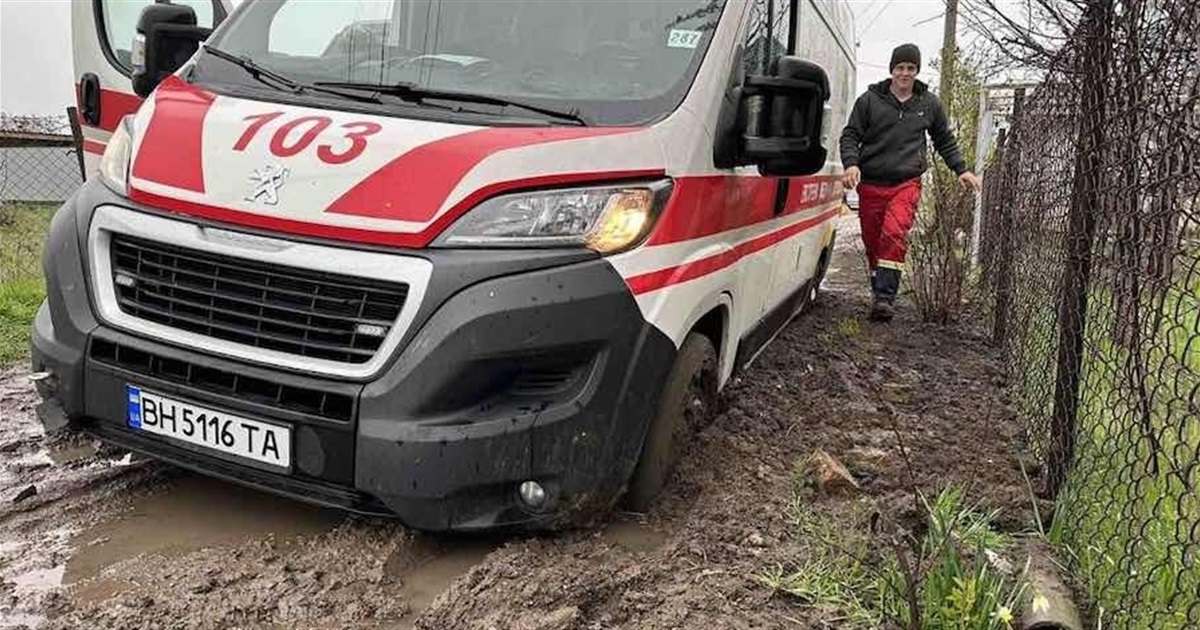 Спасатели вытащили в Измаиле из грязи две застрявшие машины "Скорой"