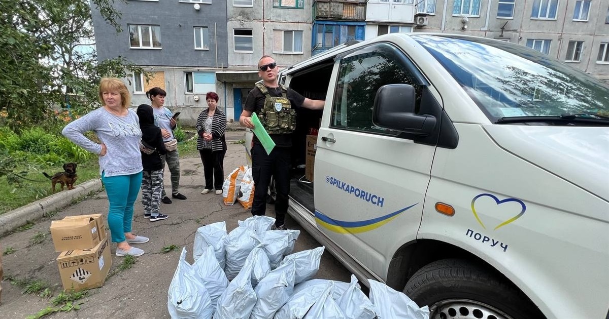 Люди живуть під постійні звуки вибухів. Волонтери спілки "ПОРУЧ" привезли допомогу жителям Донеччини
