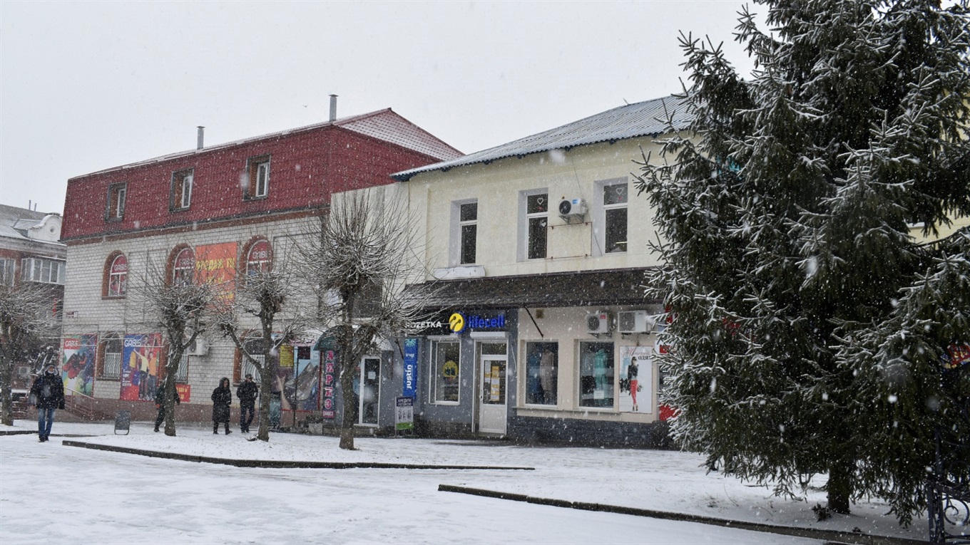 1 особа на 1 торгівельну площу: у Жмеринці магазинам з промисловою продукцією дозволили працювати