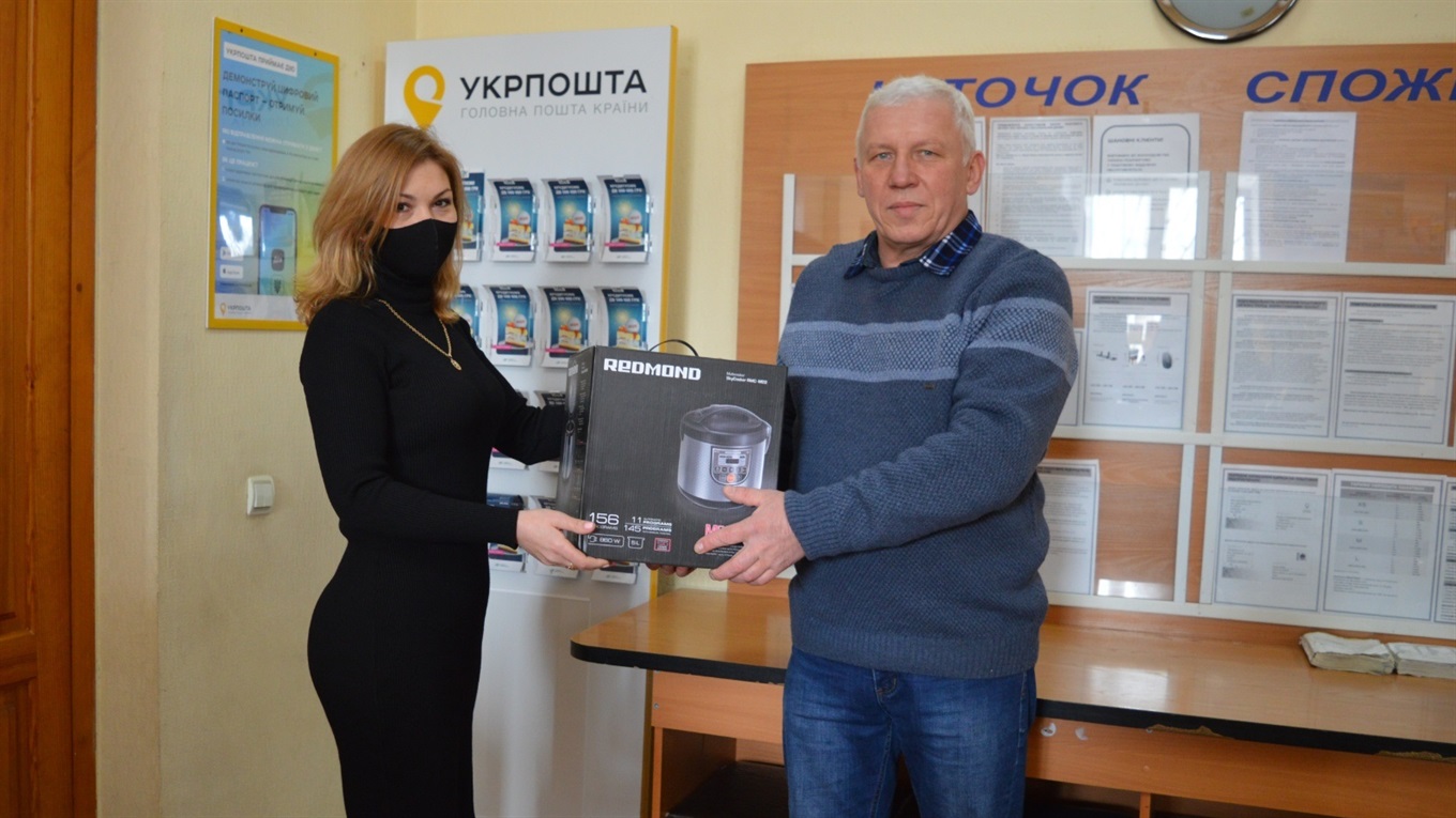 Житель Хоцьок передплатив улюблене видання і виграв приз від «Укрпошти»