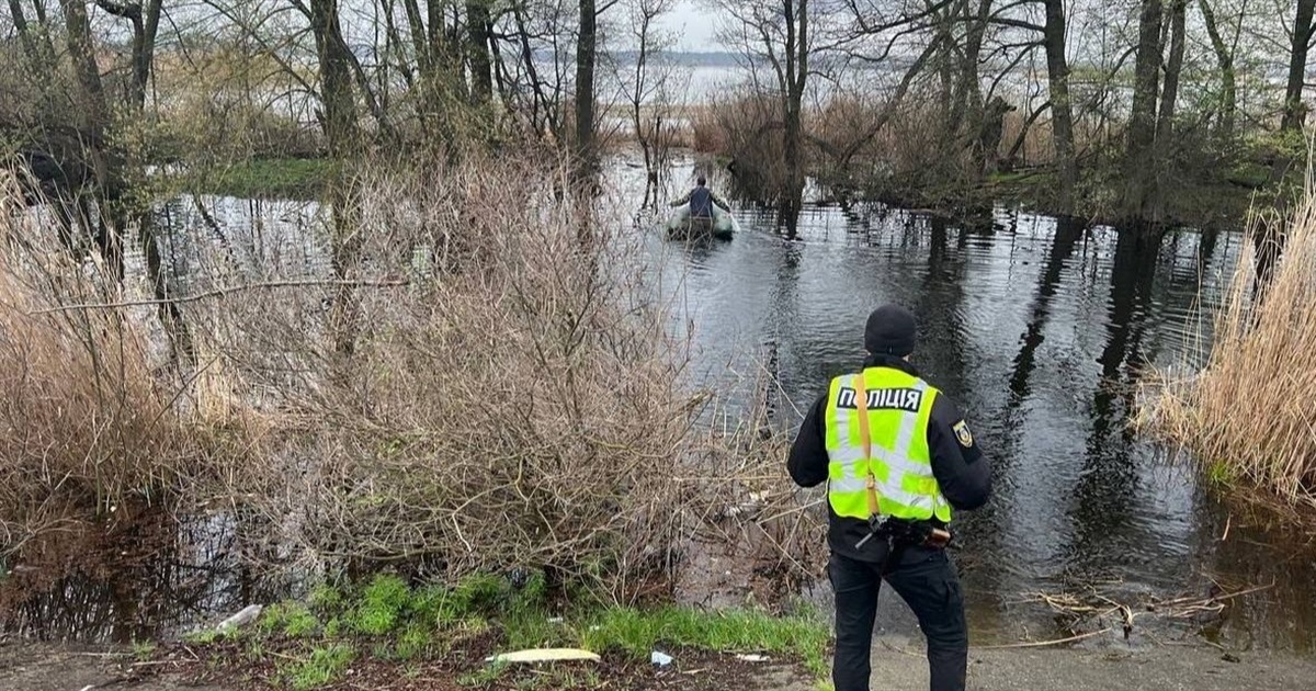 На Бориспільщині чоловік вийшов на воду, а човен пробився й затонув: довелося пливти самотужки