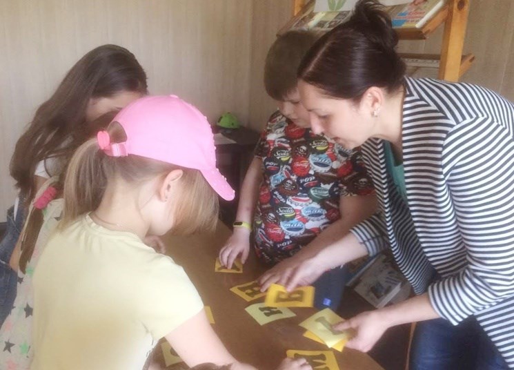 У селі Перше Травня діти виготовляли листівки для найрідніших людей