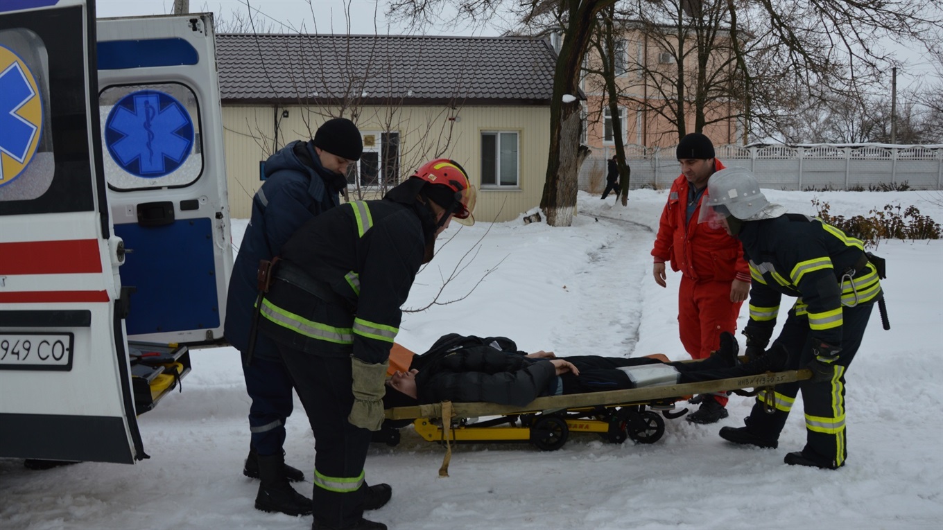 Тактичні навчання сватівських рятувальників: гасили пожежу, рятували постраждалих, збирали ртуть