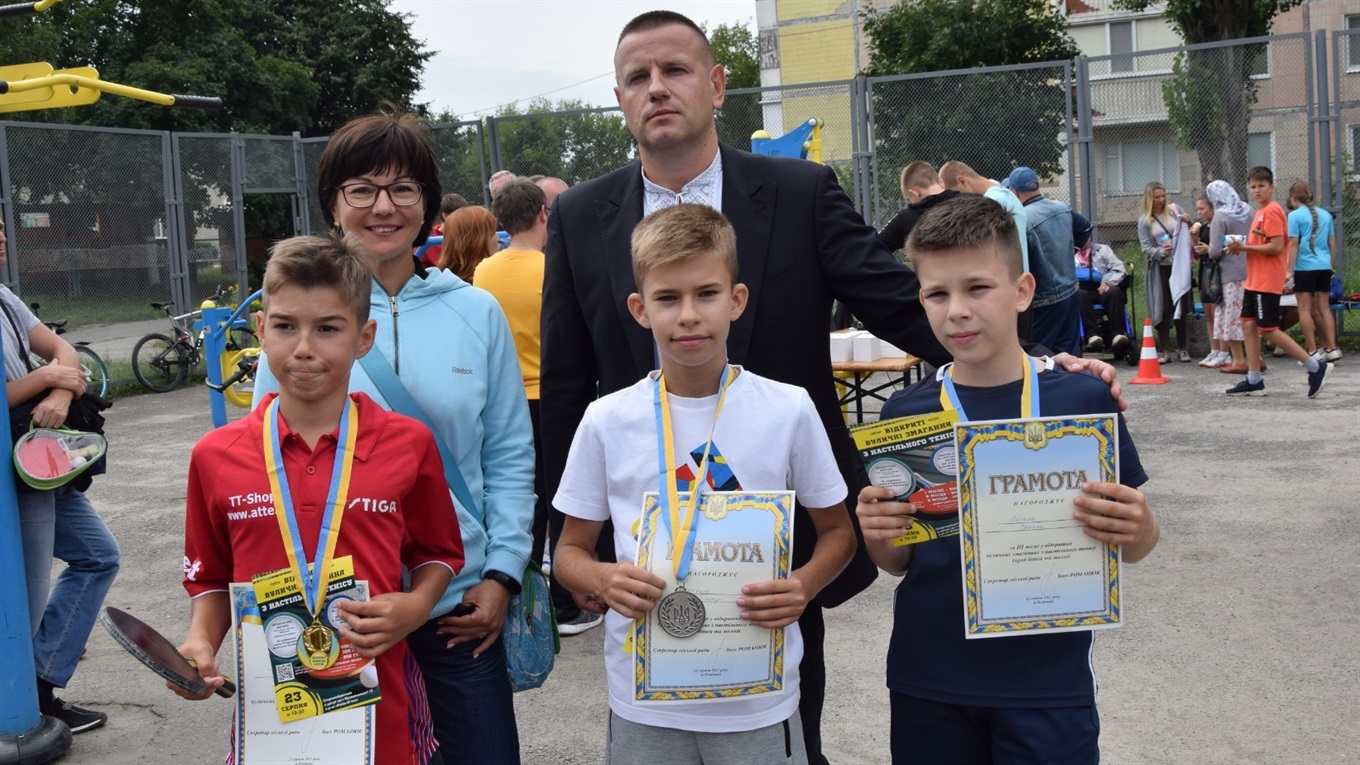 Переможці отримали по пів тисячі: у Нетішині пройшли відкриті вуличні змагання з настільного тенісу