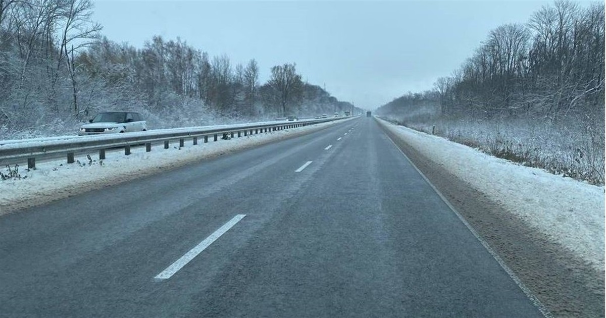 У Звягелі вантажівка через слизьку дорогу перекрила рух автівкам — її відбуксирували рятувальники