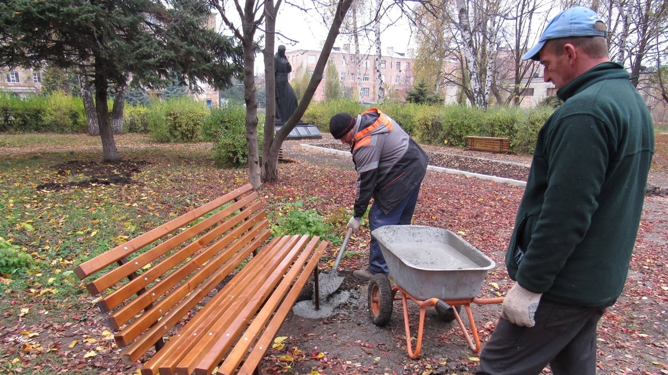 Продовжують реконструкцію скверу по вулиці Суворова у Попасній