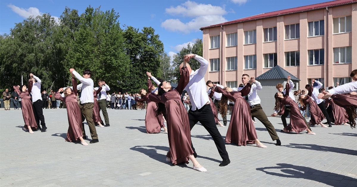 Вальс на шкільному подвірʼї: фоторепортаж із свята останнього дзвоника у Городоцькому ліцеї №4