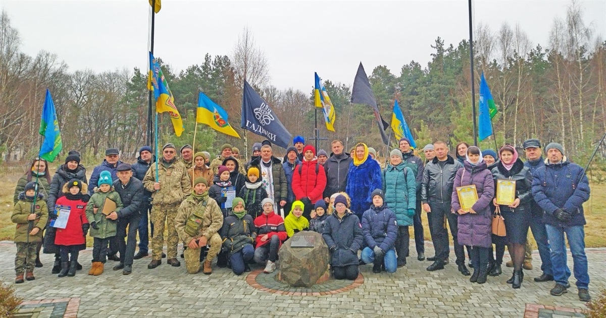 Громадськість Вараського району відсвяткувала День волонтера і День Збройних Сил України
