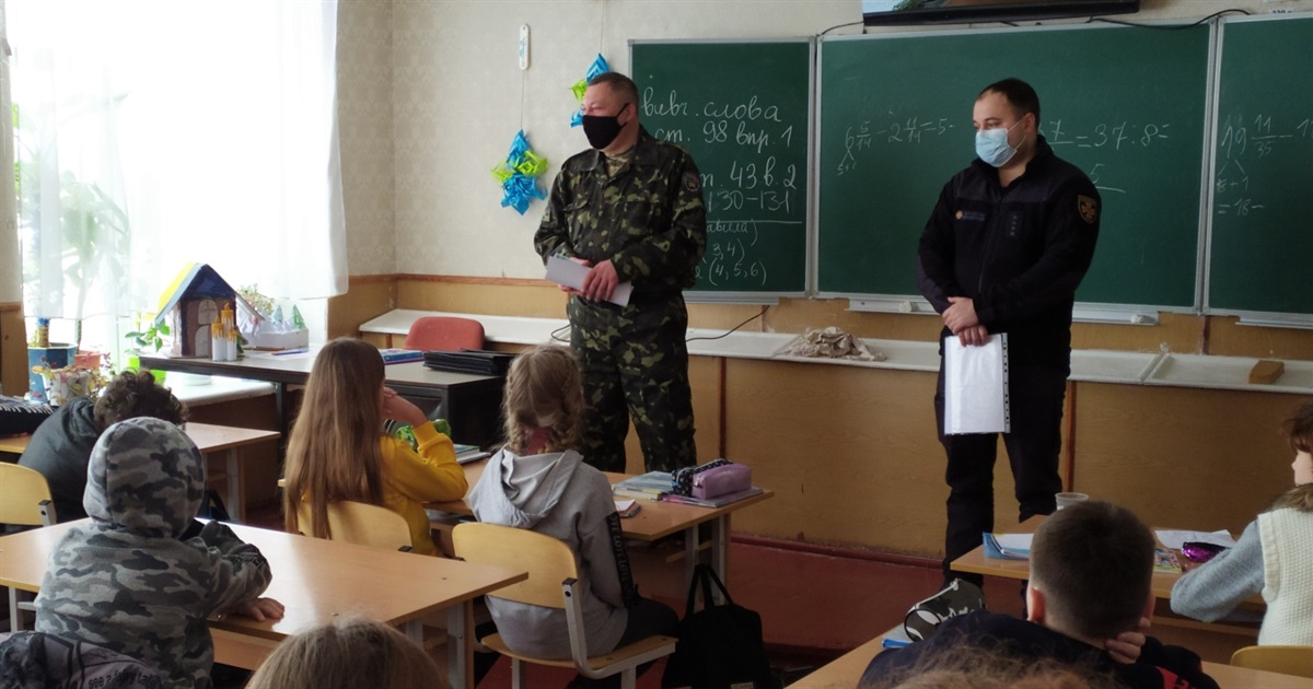 Менських гімназистів учили безпечній поведінці на льоду