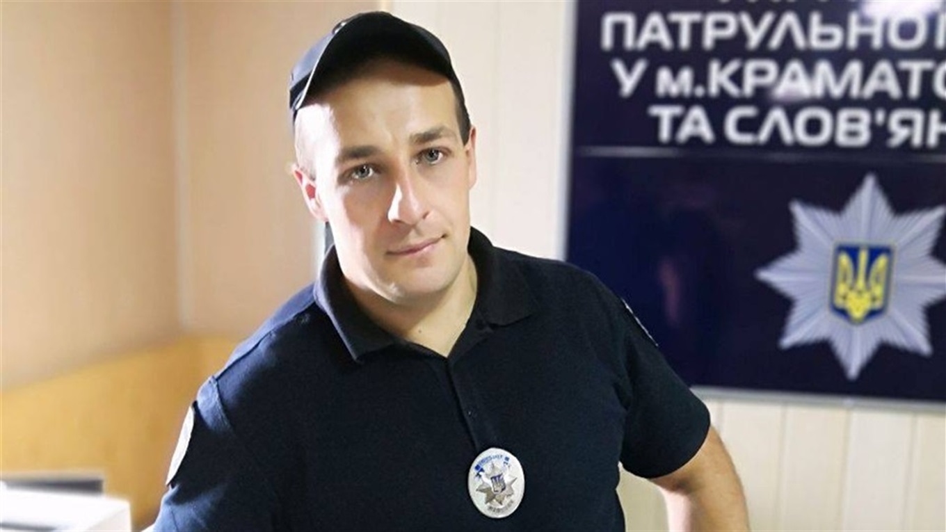 Пауэрлифтер Артем Супрун после 10 лет в литейном цеху стал полицейским. А сейчас мечтает об Америке