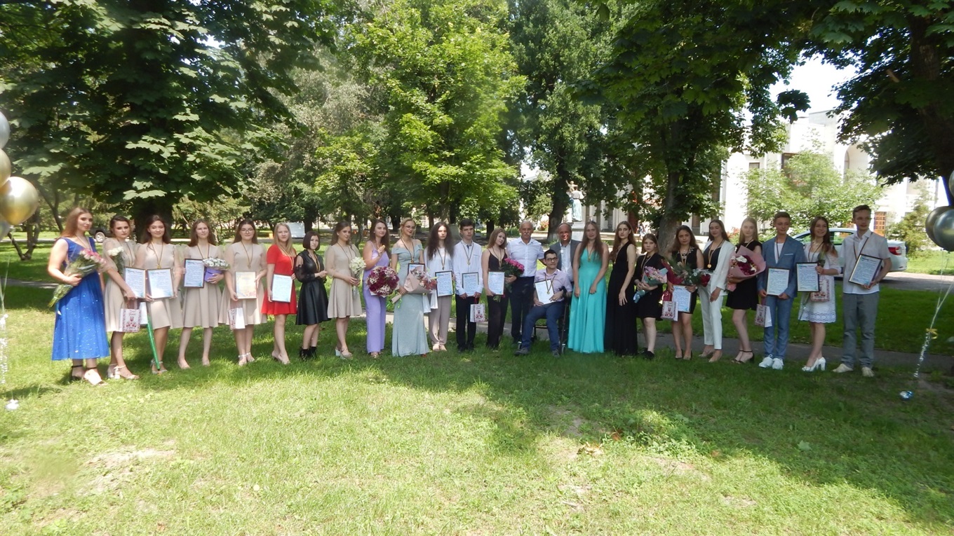 У Переяславській громаді нагородили 24 шкільних медалістів