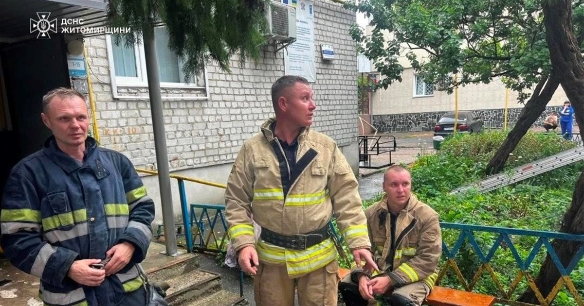 Під час пожежі у багатоповерхівці Звягеля вогнеборці врятували жінку
