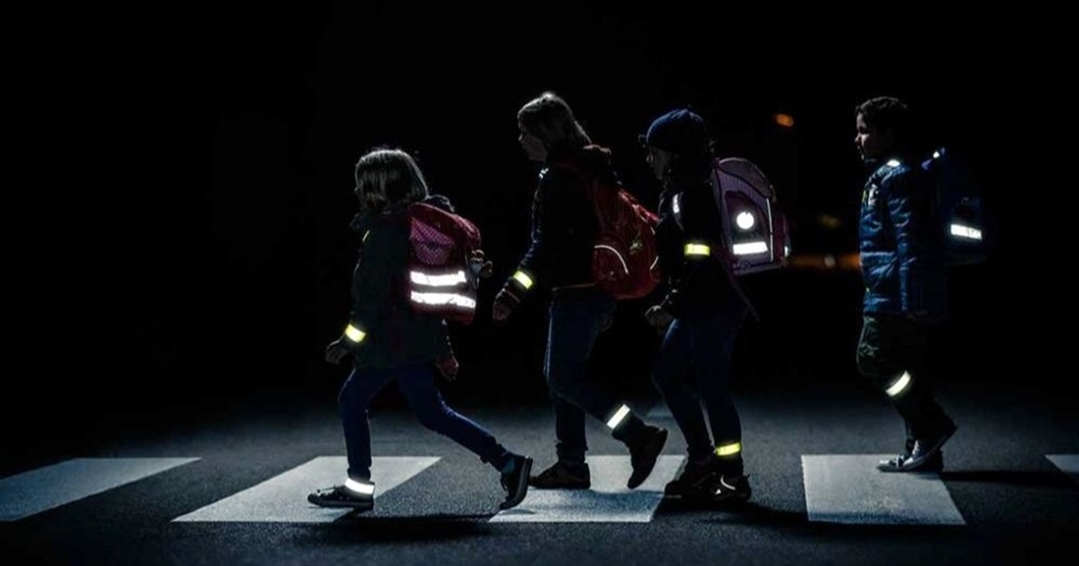 Пішоходів Житомирщини закликають використовувати світловідбивачі у темну пору доби